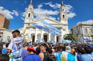 Argentina campeón del mundo y los paranaenses festejan en la Plaza 1º de Mayo