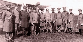 Por iniciativa del Aeroclub Argentino, se crea la Escuela de Aviación Militar