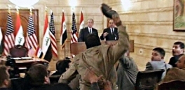 El periodista iraquí Muntazer al Zaidi revolea sus zapatos contra el presidente yanqui Bush