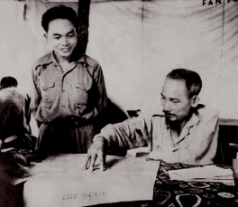 Revolución de agosto de 1945: el Viet Minh, liderado por Ho Chi Minh, ocupa Hanoi