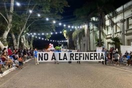El reclamo llegó al corso: Se movilizaron por el centro de Colón contra el proyecto de la refinería