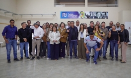 De la reunión participaron la presidenta del PJ local, Mary Kessler, los concejales Samanta Irurzun y Martín Olier, y referentes de las agrupaciones Grupo Belgrano, Lealtad y Compromiso, Pancho Ramírez, Para volver a creer y Construyendo Raíces, entre los que se encontraban el ex edil Juan Pablo Marcone, Darío Verón y Patricia Raquel Padilla. Se hicieron presentes el diputado nacional Guillermo Michel, el diputado provincial Enrique Cresto y los intendentes Adrián Fuertes (Villaguay), Alcides Alderete (Sauce de Luna), Ricardo Bravo (Federación), Marina Cantero (Conscripto Bernardi), Adriana Meza Torres (Los Conquistadores) y Gino Mesquida (Piedras Blancas).