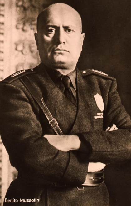 El rey de Italia pide a Benito Mussolini que forme gabinete, lo que da origen a la dictadura fascista