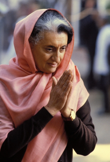 Bajo un gobierno democrático, Indira Gandhi obtiene plenos poderes dictatoriales