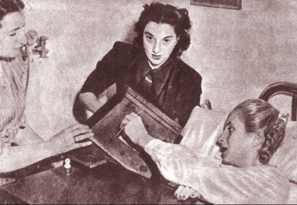 En el Primer Voto Femenino, Eva Perón lo hace desde su lecho de enferma