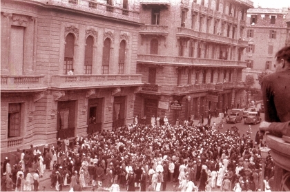 Manifestantes egipcios incendian negocios británicos y viviendas de clase alta