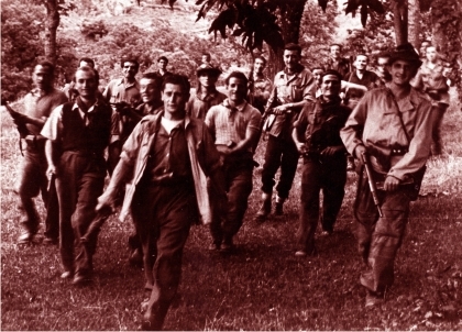 En Italia, los partisanos liberan de los nazis y fascistas las ciudades de Milán y Turín
