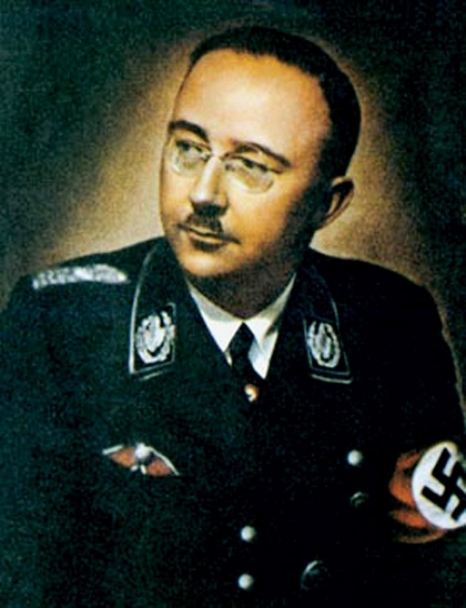 A fines de la Segunda Guerra, Heinrich Himmler (jefe de las SS), se suicida mientras es custodiado por los británicos