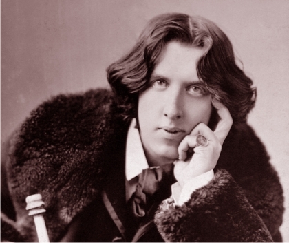Oscar Wilde es condenado a la cárcel con trabajos forzados por su homosexualidad