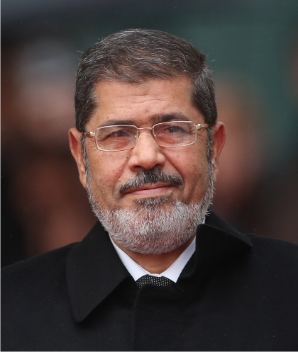 En El Cairo, las fuerzas armadas derrocan al presidente Mohamed Morsi después de cuatro días de protestas populares