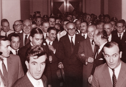 El entonces presidente de Argentina, Arturo Frondizi, declara la batalla del petróleo