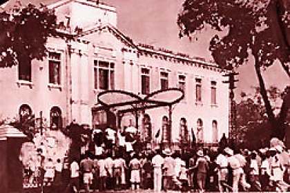 Revolución de agosto 1945: el Viet Minh, liderado por Ho Chi Minh, ocupa Hanoi