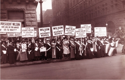 En 1920, en Estados Unidos, se le reconoce a la mujer el derecho a voto