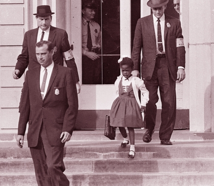 En EE.UU., Ruby Bridges es la primera niña afro estadounidense en asistir a una escuela exclusiva para blancos
