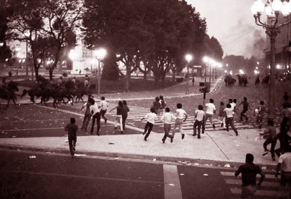 En la represión a una masiva marcha de la Multipartidaria, es asesinado el obrero peronista Dalmiro Flores