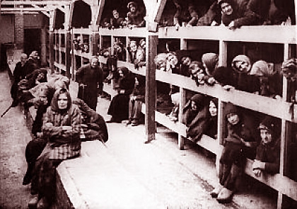 En Auschwitz, 250 prisioneras judías organizan un levantamiento, son capturadas y ejecutadas