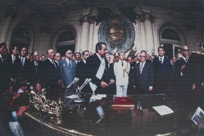 Tras 7 años de dictadura militar, Raúl Alfonsín gana las elecciones presidenciales democráticas