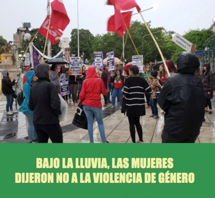 Bajo una persistente lluvia, Paraná marchó para reclamar “Que el grito sea uno: ¡Vivas y libres nos queremos!”