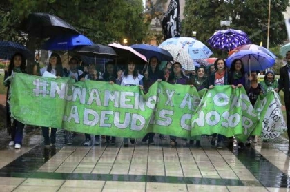 Bajo la lluvia, ParanÃ¡ marchÃ³ para reclamar â€œQue el grito sea uno: Â¡Vivas y libres nos queremos!â€