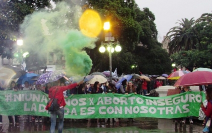 Bajo una persistente lluvia, Paraná marchó para reclamar “Que el grito sea uno: ¡Vivas y libres nos queremos!”