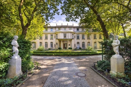 En la Conferencia de Wannsee, los nazis deciden la siniestra solución final del 