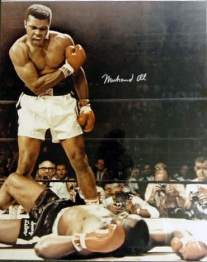 Cassius Clay se niega a ser reclutado para la guerra de Vietnam, por ello le retirarán su título mundial de boxeo