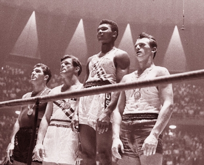 Cassius Clay se niega a ser reclutado para la guerra de Vietnam, por ello le retirarÃ¡n su tÃ­tulo mundial de boxeo
