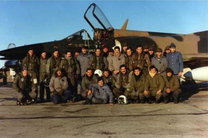 Un misil Exocet, disparado desde un avión Étendard, hunde al destructor misilístico Sheffield