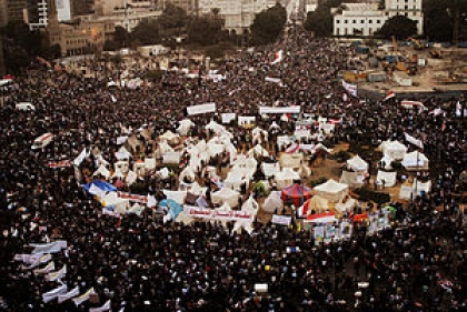 En El Cairo, las fuerzas armadas derrocan al presidente Mohamed Morsi después de cuatro días de protestas populares