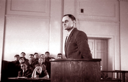Witold Pilecki se hace detener y enviar al campo de concentración de Auschwitz para comenzar la resistencia judía allí