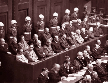 En el Juicio de Núremberg, se sentencia a jerarcas del nazismo, 12 son condenados a muerte y 3 a cadena perpetua