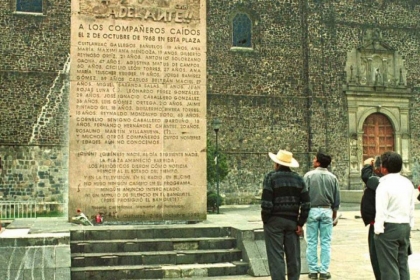 Matanza de Tlatelolco: En la Ciudad de México, el ejército asesina a civiles, mayormente estudiantes