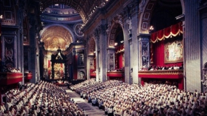 El papa Juan XXIII inaugura el Concilio Vaticano II, que modernizó el espíritu y las estructuras de la Iglesia católica
