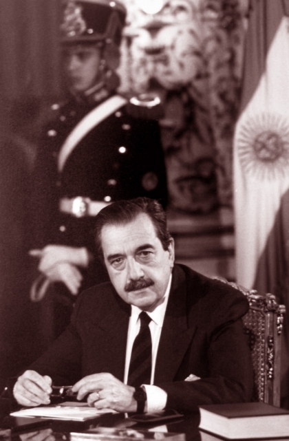 Raúl Alfonsín ordena la detención ilegal de una docena de personas