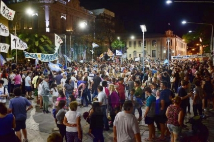 Festejos por el triunfo nacional de Alberto Fernández en la plaza 1° de Mayo de Paraná
