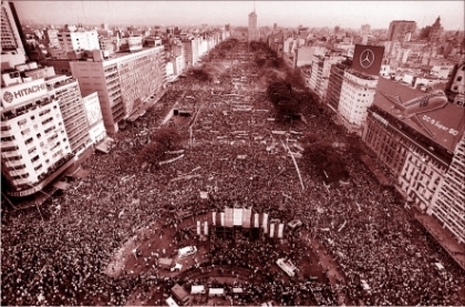 Tras 7 años de dictadura militar, Raúl Alfonsín gana las elecciones presidenciales democráticas