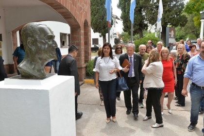 Colocaron los bustos restaurados de Eva y Juan Perón en la Escuela Hogar de Paraná