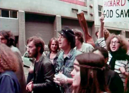 En Nueva York, asesinan a John Lennon, fundador de The Beatles