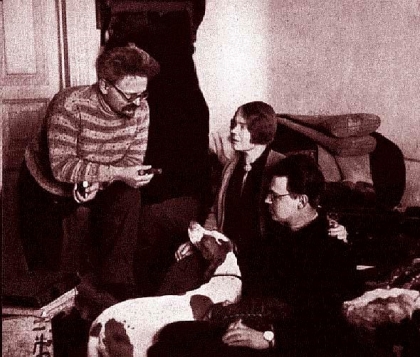 León Trotsky es expulsado de la URSS y deportado a Turquía