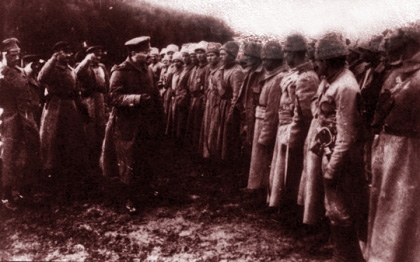 León Trotski funda el Ejército Rojo de la Unión Soviética