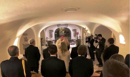 La visita de Alberto al papa Francisco comenzó con una misa en la que se elogió a Perón