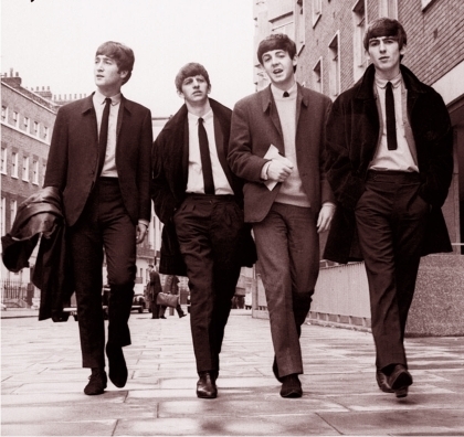 Paul McCartney le presenta John Lennon a George Harrison