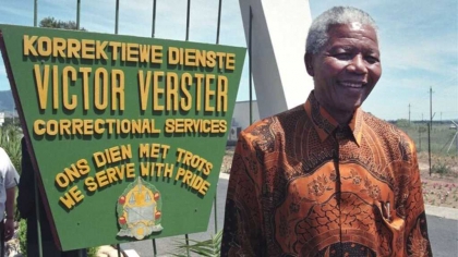 Nelson Mandela recupera la libertad luego de 27 años de prisión