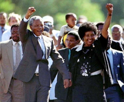 Nelson Mandela recupera la libertad luego de 27 años de prisión