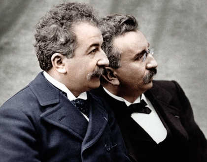 Los hermanos Lumière dan la primera exhibición cinematográfica