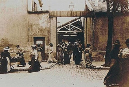 Los hermanos Lumière dan la primera exhibición cinematográfica