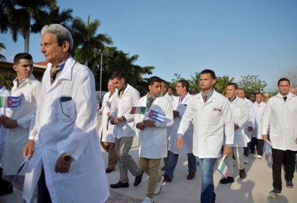 Para evitar colapsos por el coronavirus, llegarán médicos cubanos y de otras nacionalidades