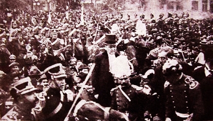 Es elegido presidente Hipólito Yrigoyen, en el primer gobierno democrático de la historia argentina