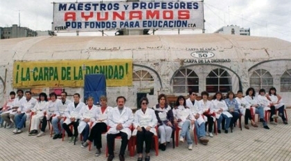 El 2 de abril de 1997, se instala la Carpa Blanca