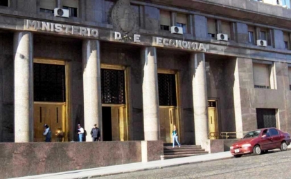 Del gesto de los funcionarios en marzo al ajuste en abril